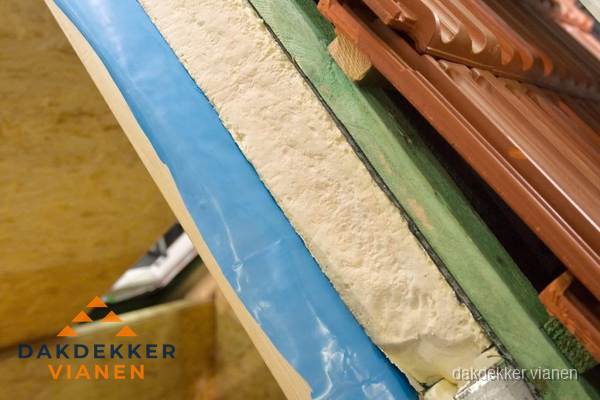 Rollen bitumen dakbedekking EshaGum klaar voor installatie in Vianen Rollen bitumen dakbedekking EshaGum klaar voor installatie in Vianen
