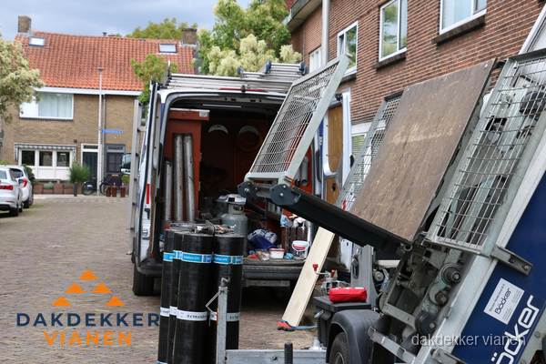 Dakdekkers aan het werk op plat dak in Vianen Dakdekkers aan het werk op plat dak in Vianen