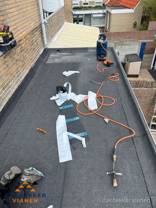 Groot plat dak met bitumen dakbedekking op bedrijfspand in Vianen Groot plat dak met bitumen dakbedekking op bedrijfspand in Vianen