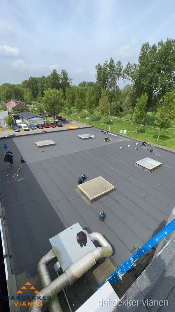 Plat dak met bitumen en brandgereedschap van dakdekkersbedrijf in Vianen Plat dak met bitumen en brandgereedschap van dakdekkersbedrijf in Vianen