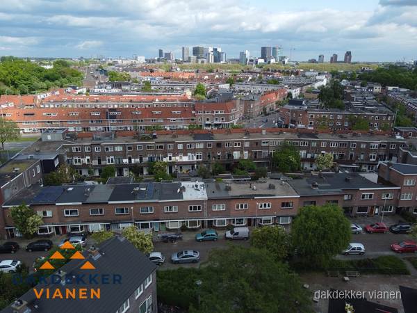 Dakdekkersbusje met materiaal en ladderlift voor dakpannen vervangen in Vianen Dakdekkersbusje met materiaal en ladderlift voor dakpannen vervangen in Vianen